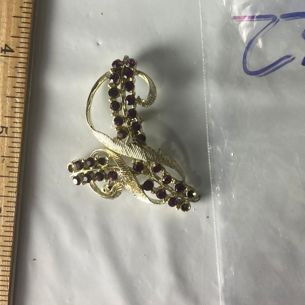 Vintage Gold Tone Purple Rhinestone Floral Leaf‎ Brooch Pin Costume Jewelry